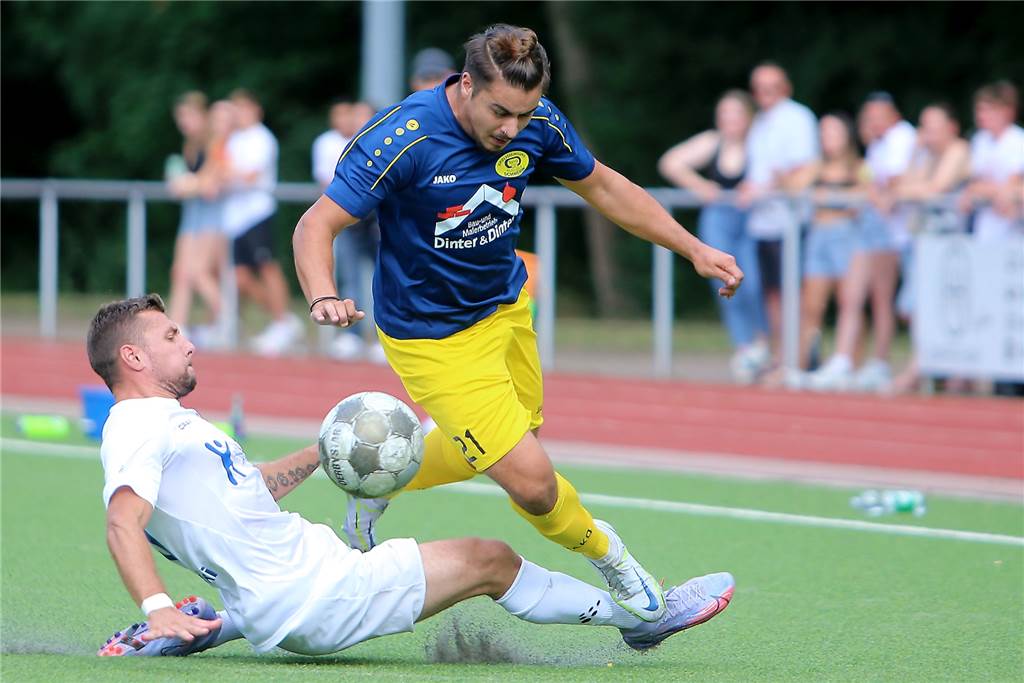 Kreisliga B : Castrop-Rauxeler Trainer muss im Winter Lebensversicherung abgeben Ilias Homann (dunkles Hemd) kommt nicht im Bezirksliga-Team der Spvg Schwerin zum Zuge und trifft aktuell für Schwerin II.