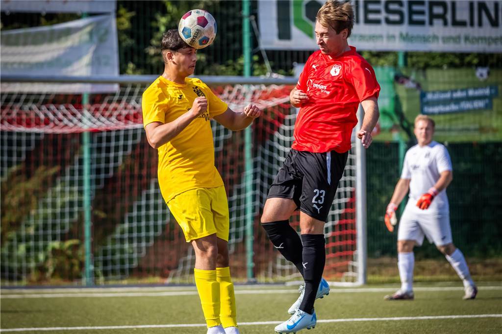 „Wir können auch aufsteigen“ Ilias Markan köpft den Ball.