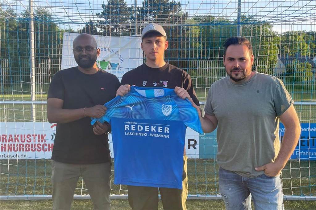 Noch zwei Talente für BW Alstedde Ilias Markan (M.), flankiert von Athavan Varathan und Co-Trainer Nico Anders, hält ein Trikot von BW Alstedde.