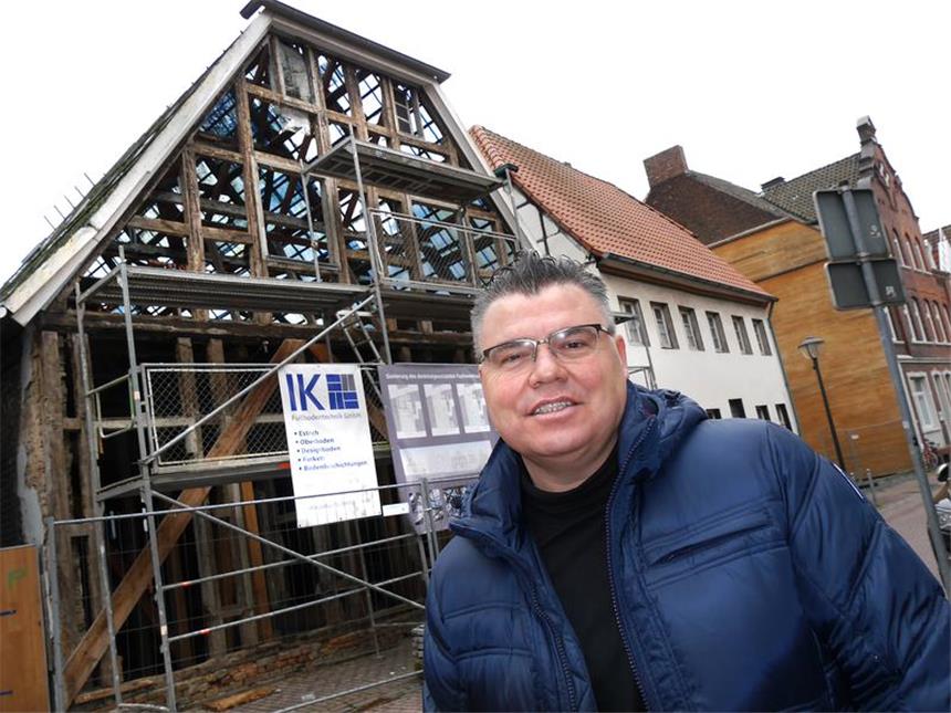Werner Altstadt: 500 Jahre altes Haus wird saniert Ilir Krasniqi hat sich der Burgstraße 13 angenommen. Das 500 Jahre alte Gebäude wird saniert.