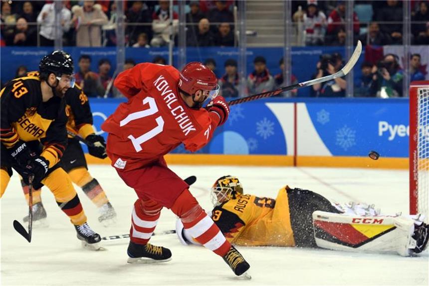 Russlands Star Kowaltschuk spielt wieder in der NHL Ilja Kowaltschuk schießt im Olympia-Finale 2018 auf das deutsche Tor. Foto: Angelika Warmuth