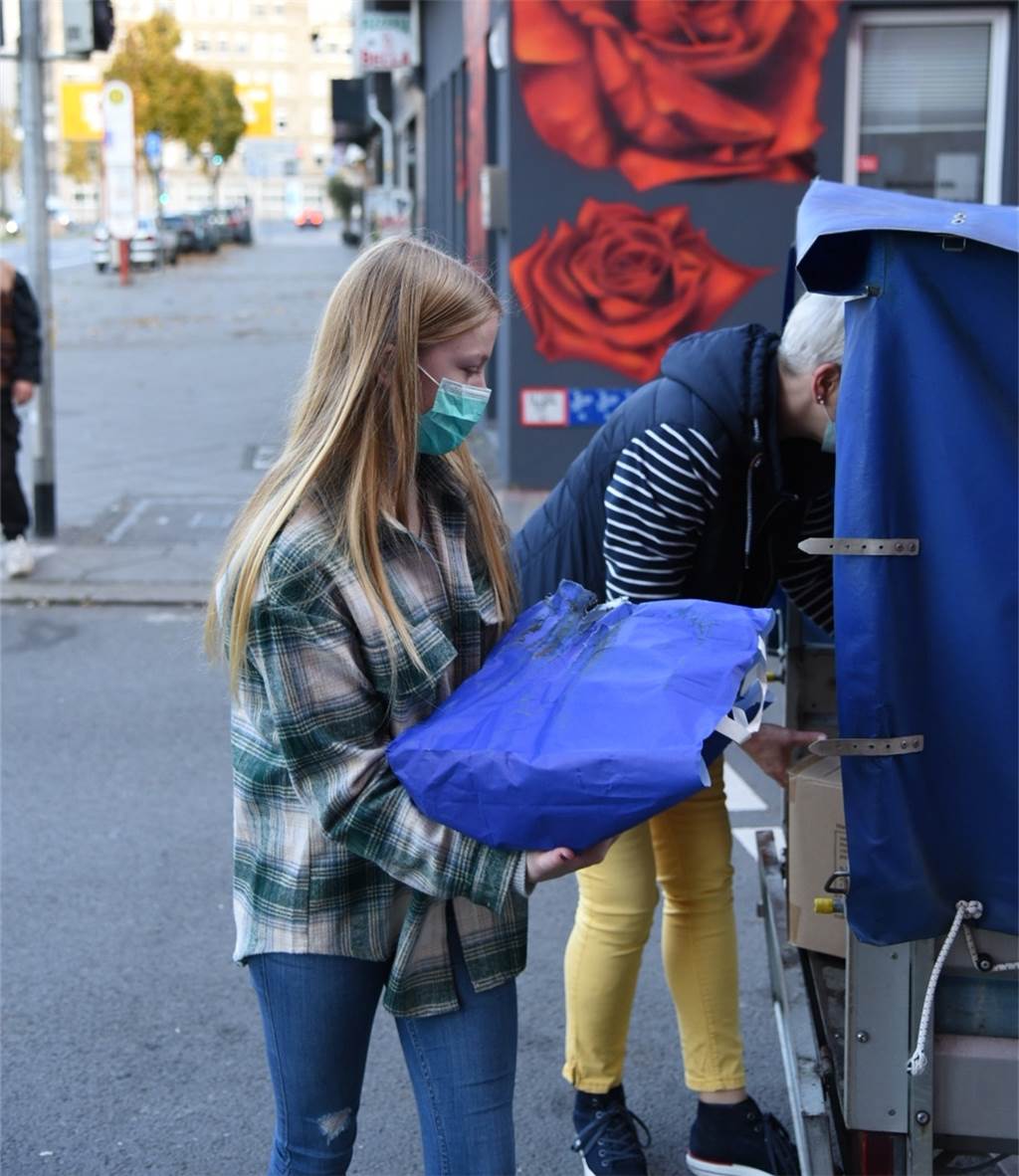 Georgia und Ilka (14) sammeln 37 Kisten voller Spenden für Obdachlose Ilka hilft beim Ausräumen der Spenden.