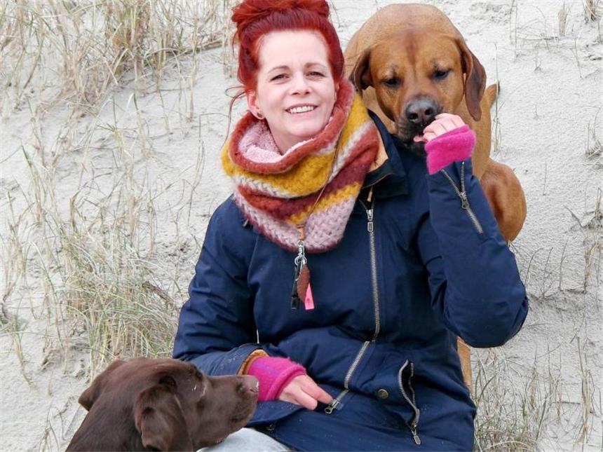 Gassi ohne Leine: Was der Hundeführerschein Haltern bringt Ilka Schumacher arbeitet als Hundetrainerin bei der Hundeschule SyMeHu in Hannover. Foto: Sandra Ebbinghaus