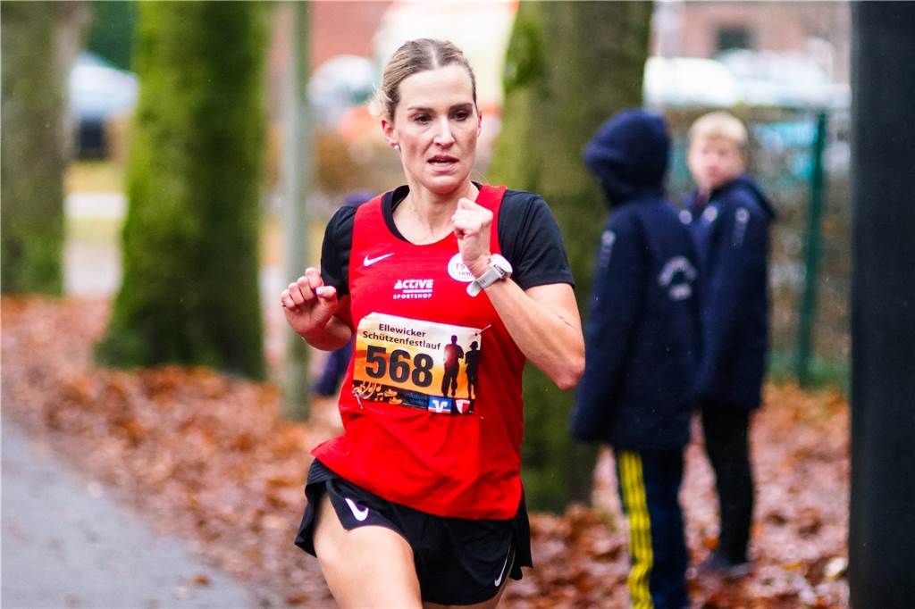 Adventslauf mit neuem Streckenrekord Ilka Wienstroth (TSVE 1890 Bielefeld) sicherte sich das Preisgeld für den Streckenrekord.