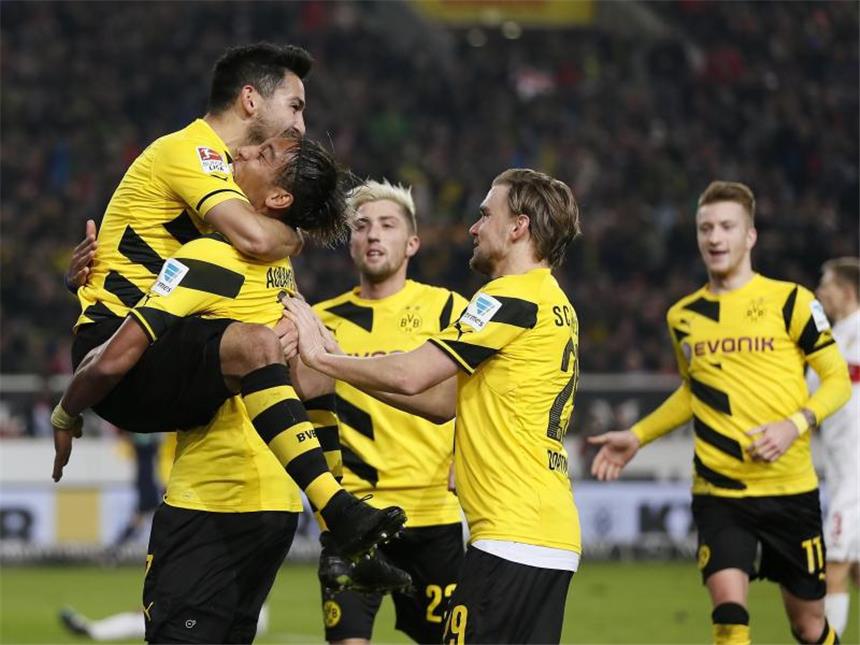 BVB entledigt sich langsam der Krise: 3:2 beim VfB Ilkay Gündogan (l) jubelt nach seinem Treffer zum 2:1. Foto: Ronald Wittek