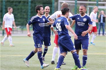 Ilker Bahcecioglu (rechts), Spielertrainer des SV Dingen, hier im Achtelfinale der Stadtmeisterschaft 2015 im Spiel gegen den FC Castrop-Rauxel, wies den Schiedsrichter auf eine Fehlentscheidung hin.