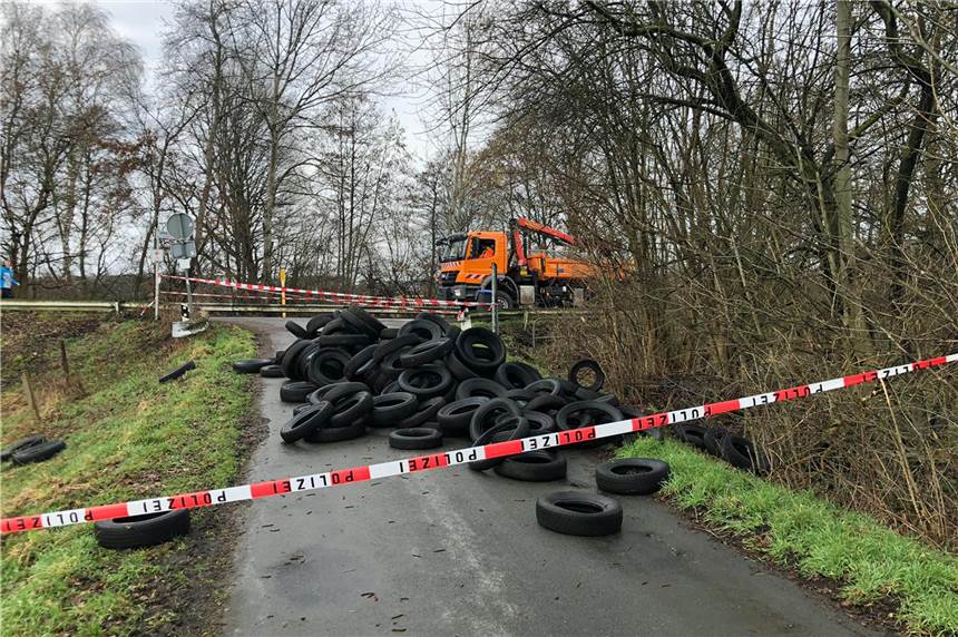 Wilde Müllkippen in Werne: Bauhof muss Hunderte Autoreifen einsammeln Illegal entsorgte Autoreifen im Bereich Stiegenkamp/Schwarte Riet riefen den städtischen Bauhof auf den Plan.
