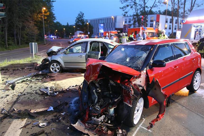 Bundesrat will härtere Strafen für illegale Autorennen Illegale Autorennen mit schweren Folgen: Im Mai kam es zu einem schweren Unfall in Hagen. Laut Kutschaty hat es allein in NRW im vergangenen Jahr 230 angezeigte illegale Autorennen gegeben.