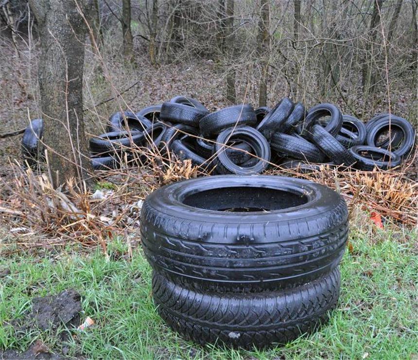Altreifen an der Habinghorster Straße abgeladen Illegale Reifenentsorgung an der B235
