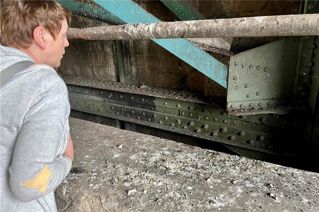 Stadt Dortmund will stärker gegen Tauben vorgehen: Doch Tierschützerin Ilona Pusch sieht ein Problem Ilona Pusch weist auf die massiven Mengen an Taubendreck unter der Burgtor-Brücke hin.