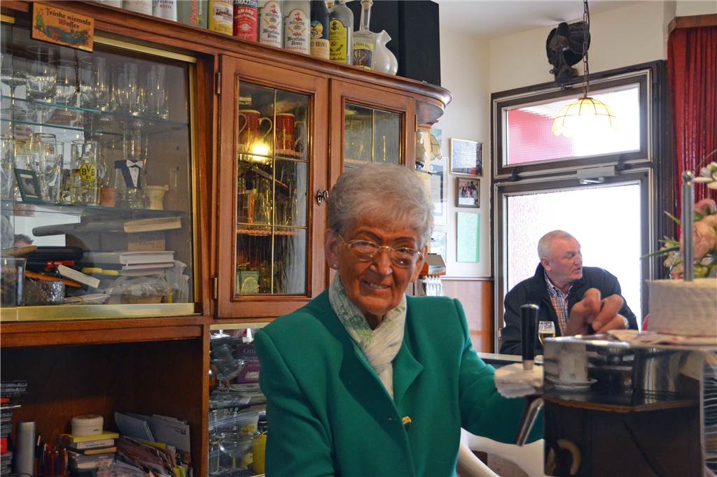 Beliebte Lüner Wirtin erinnert an erste Begegnung mit Bronze-Ochsen Ilse Dietzel in ihrer Kneipe „Im Eckchen“ an ihrem 80. Geburtstag. Die Lünerin lebt heute auf Cappenberg.
