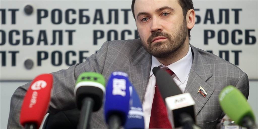 Moskaus Staatsfeind Nummer eins: Der Mann, der Russlands Ruf retten könnte Ilya Ponomarev bei einer Pressekonferenz. Heute lebt der Politiker im Exil.
