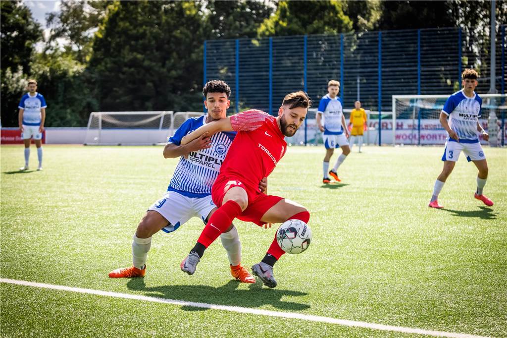 FC Brünninghausen weiterhin auf der Suche nach Lösungen: Ilyas Khattari (l.) ist wieder für den FC Brünninghausen aufgelaufen.