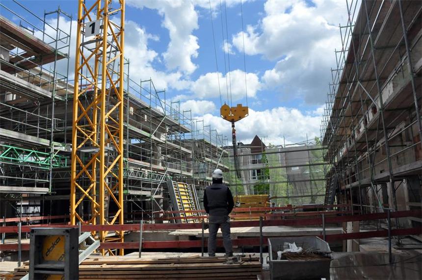 Hertie-Haus: Die Arbeiten im Innern schreiten voran Im 1. Obergeschoss, wo Innenhof und Wohnungen entstehen, sind die Gerüste hochgezogen.