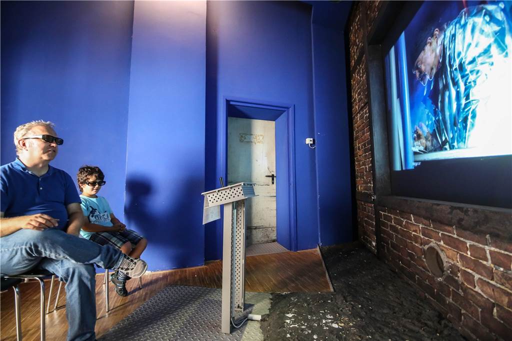 Als kleiner Stahlarbeiter im 3D-Stahlwerk Im 3D-Stahlwerk kann man am Joystick selbst aktiv werden.