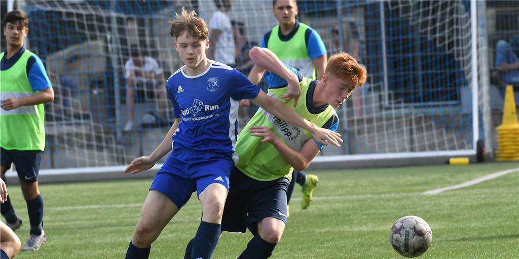 A-Junioren-Stadtmeisterschaft: Nach klarer Führung wird es noch eine knappe Kiste Im A-Junioren-Finale standen sich zwei Teams mit der ursprünglich gleichen Trikot-Farbe Blau gegenüber: der FC Frohlinde (gelbe Leibchen/am Ball mit Doppeltorschütze Dave Hustermann) und der SV Wacker Obercastrop (blaue Hemden).