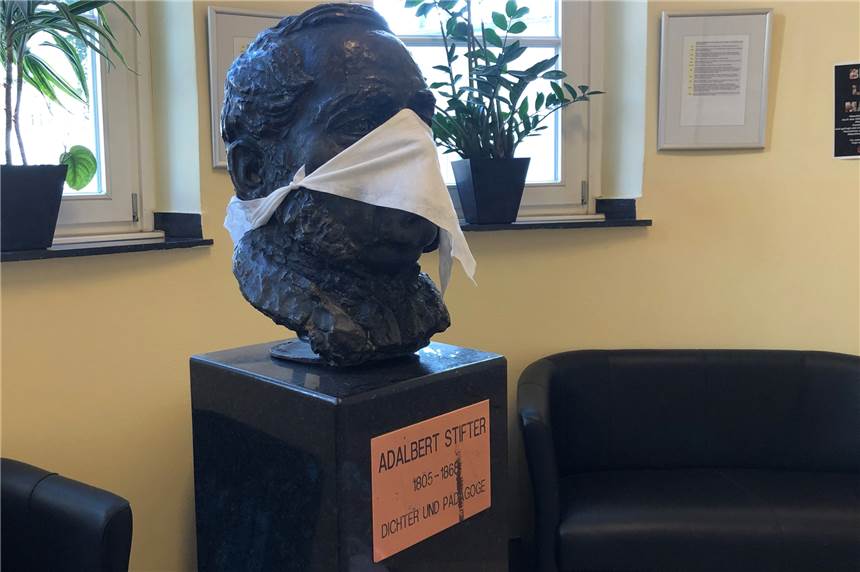 Coronafall nun auch am Adalbert-Stifter-Gymnasium Im Adalbert-Stifter-Gymnasium trägt auch die Büste des Namensträgers Maske.