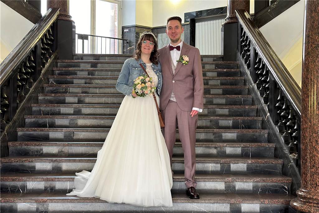 Hochzeit trotz Höhenangst: Denise und Stefan heiraten nach 12 Jahren Partnerschaft Das Brautpaar Denise und Stefan auf den Stufen des Alten Rathauses in Dortmund