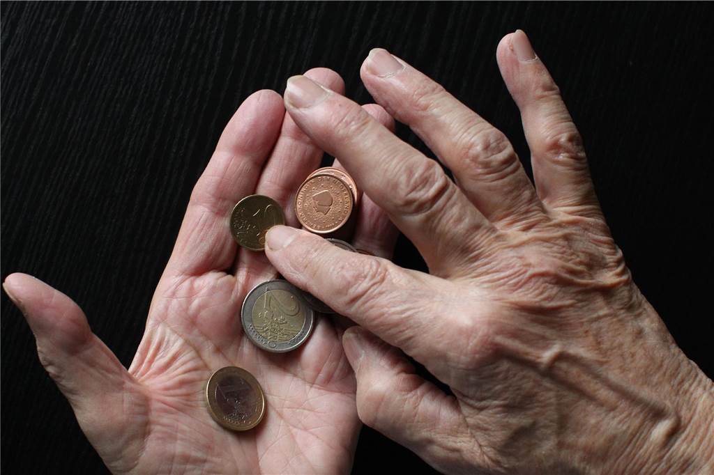 Caritas zu Armut in Dorsten: Das Schlimmste ist nicht das fehlende Geld Hände, die Kleingeld zählen