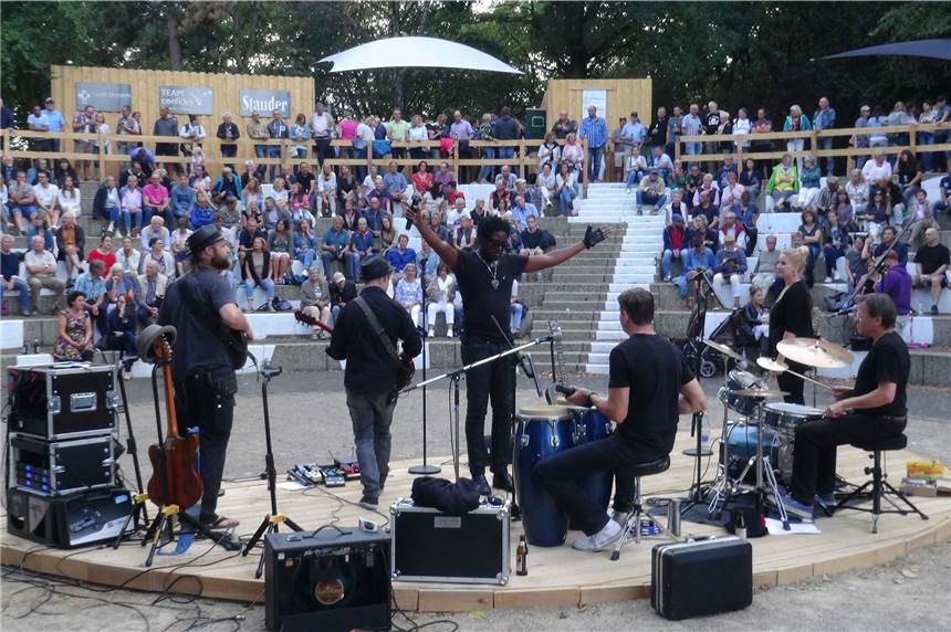 Stadt wurde für vorbildliches Projekt Stadtkrone/Bürgerpark Maria Lindenhof ausgezeichnet Im Amphitheater auf Maria Lindenhof fanden im Sommer auch regelmäßige Kultur-Veranstaltungen statt.