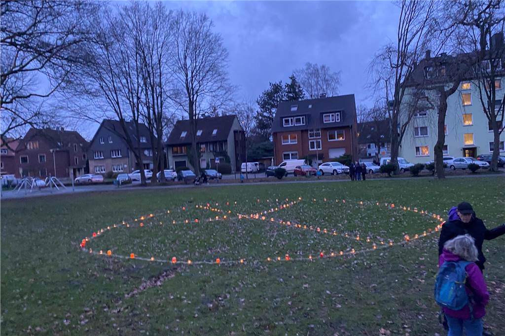 Im Amtshaus-Park entstand ein leuchtendes Friedenszeichen.