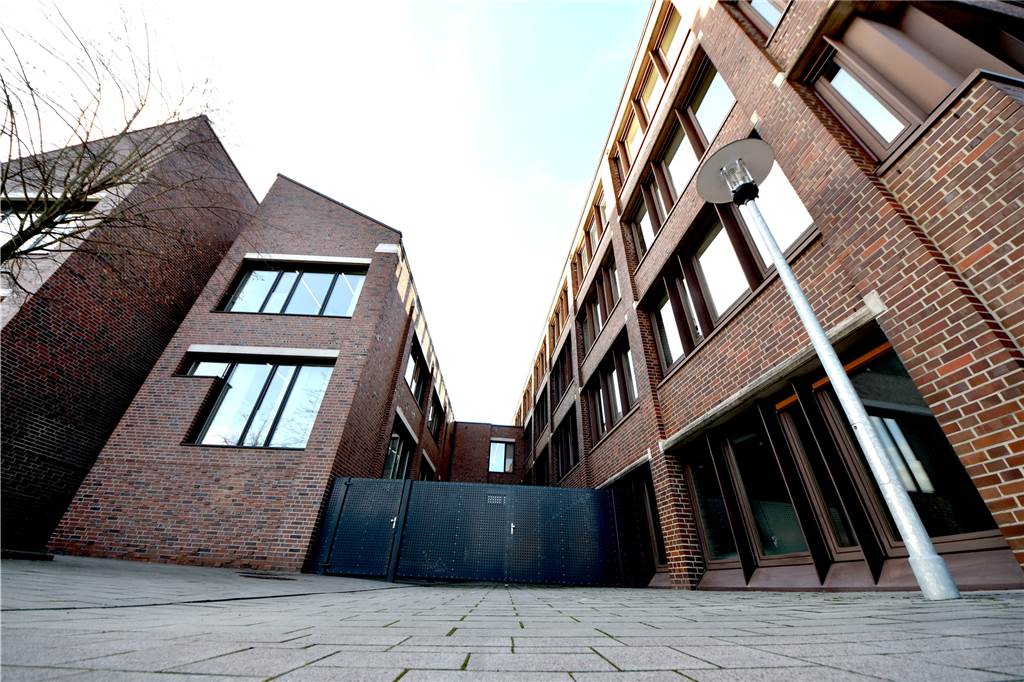 Rathausanbau muss nach sechs Jahren schon aufwendig saniert werden Im Anbau von 2015 (links) sind die Heizungsrohre falsch verlegt. Im Mittelbau von 1981 (rechts) sind die Fenster so alt, dass sie ausgetauscht werden müssen. Zusätzlich soll der Ratssaal saniert und ein Gemeinschaftsbüro eingerichtet werden.