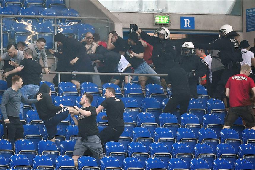 Im Anschluss an das Pokal-Halbfinale kam es in der Veltins-Arena zu massiven Ausschreitungen.