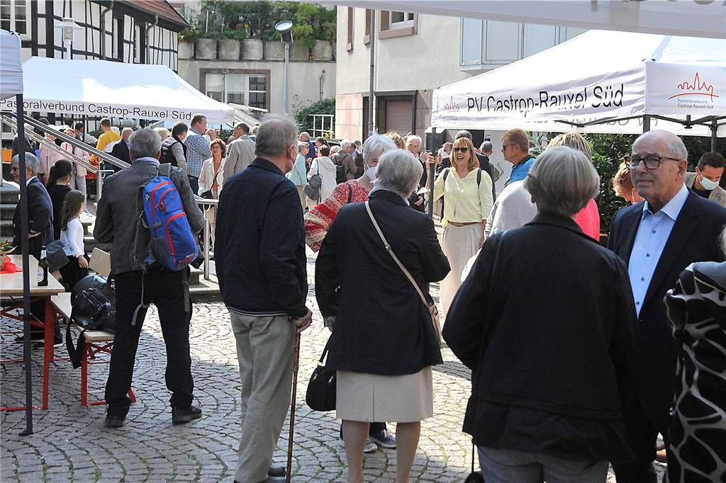 Abschied von Pfarrer Winfried Grohsmann: „Gott ist größer als jede Religion“ Im Anschluss an den Gottesdienst gab es einen Empfang auf dem Lambertusplatz. Hier verabschiedete sich die Gemeinde bei Suppe und Getränken von ihrem langjährigen Pfarrer.