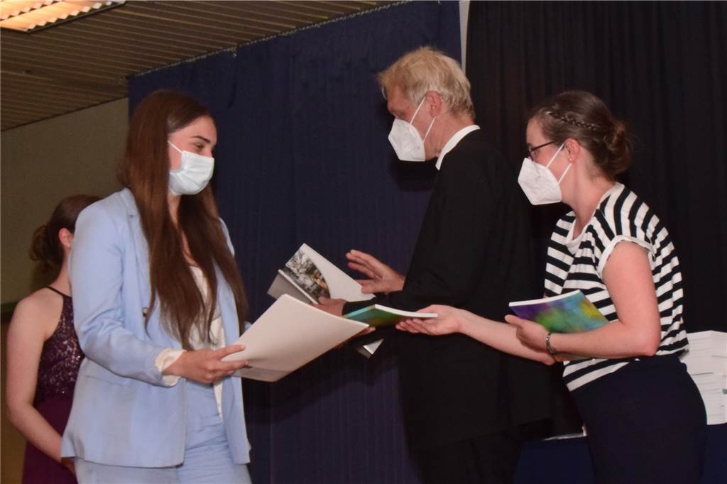 Abitur in Haltern: 110 Abiturienten wurden flügge und feierten Abschluss Abitur Feierlichkeiten in Haltern auch unter Corona-Bedingungen ein großer Erfolg