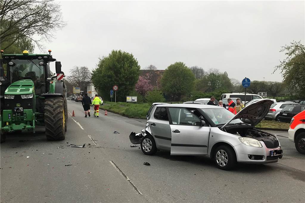 Verkehrsunfallbericht 2023: Zahlen liegen deutlich unter dem Landeswert Im April 2023 kam es auf der Alleestraße in Kirchhellen zu einem Verkehrsunfall zwischen einem Traktor und zwei Pkw.