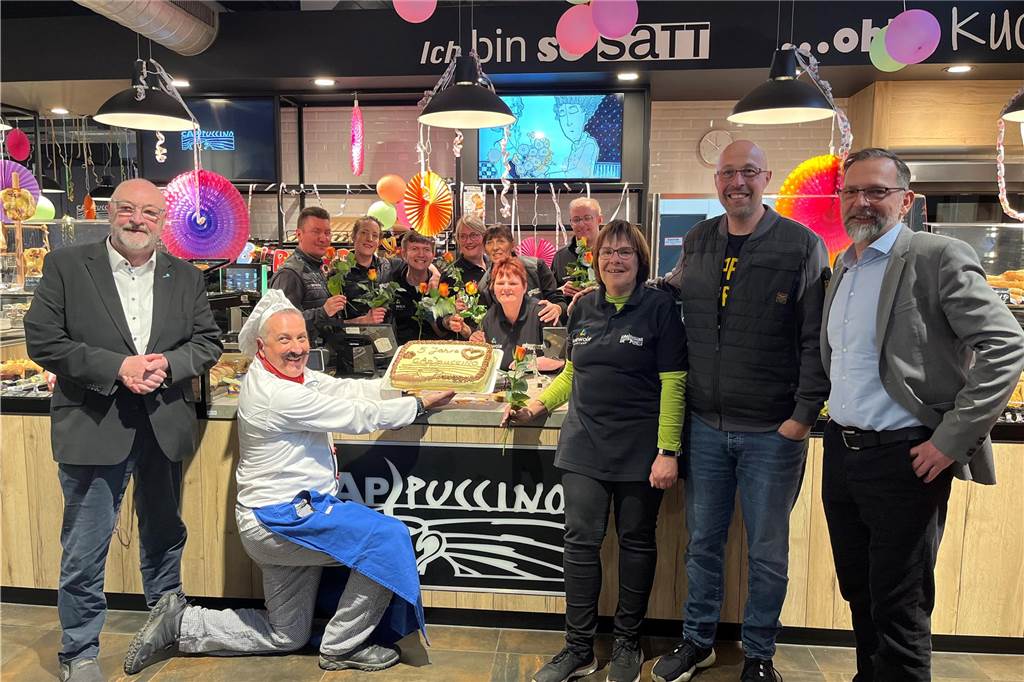 Arnd Lattenkamp ist neuer Vorstandsvorsitzender der Wewole-Stiftung Verantwortliche der Stiftung und das Team des CAPpuccino in dem Café am Hauptbahnhof in Castrop-Rauxel.