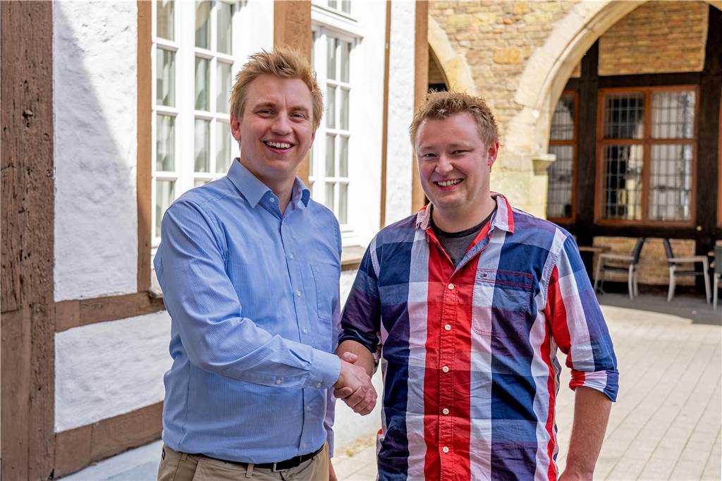 Der neue Veranstaltungsmanager Markus Schnatmann (r.) wird von Marketing-Geschäftsführer Lars Werkmeister freudig begrüßt .