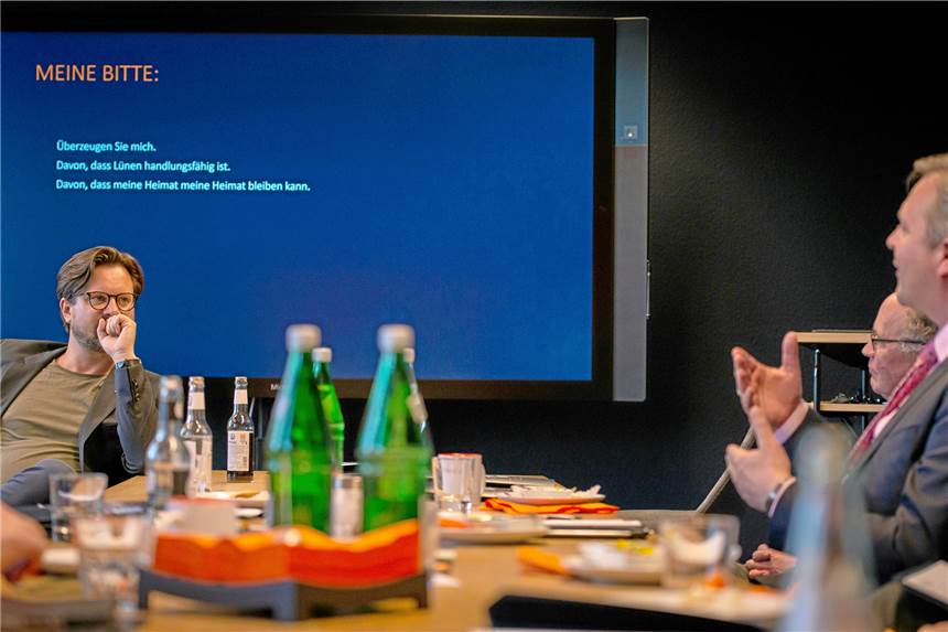 Maximago-Chef Greitens: „Es gibt widrige Umstände“ Im April war die Wirtschaftsförderungskommission zu Gast bei Maximago, unter anderem mit Bürgermeister Jürgen Kleine-Frauns (r.). Das Unternehmen um CEO Daniel Greitens (l.) hat seine Forderungen selbstbewusst gestellt.maximago/kestin