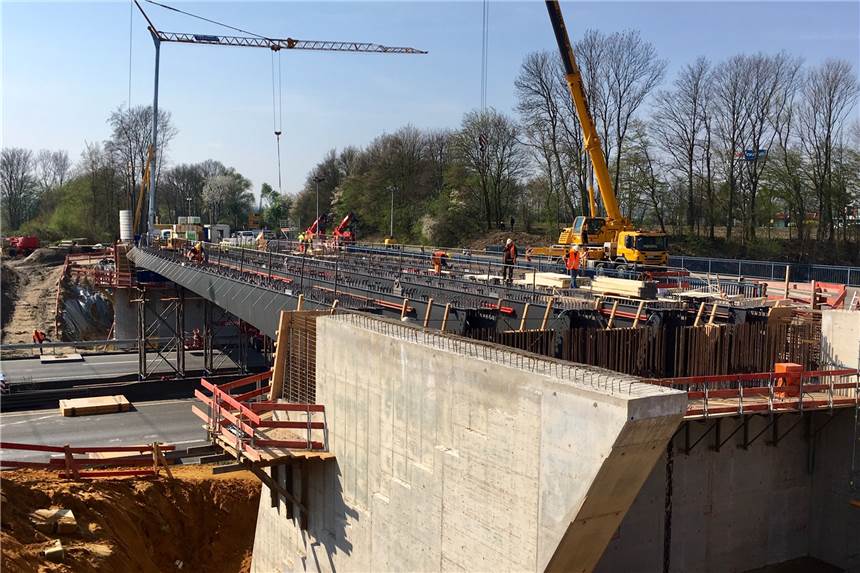 B1-Sperrung an diesem Wochenende - das müssen Autofahrer wissen Im April wurden die Stahlträger für die neue B1-Brücke am Buddenacker montiert. Jetzt wird die alte Brücke abgerissen.