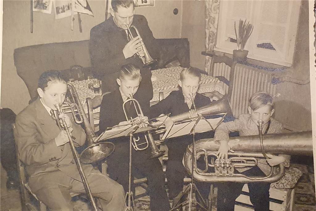 Im Archiv der Familie gibt es noch viele alte Fotos und Dokumente zur geschichte der Blaskapelle.