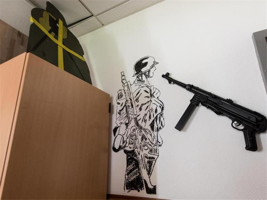 Affäre Franco A.: Immer mehr Details kommen ans Licht Im Aufenthaltsraum des Jägerbataillons 291 hängt eine Maschinenpistole MP42 an der Wand. Franco A. war hier stationiert. Foto: Patrick Seeger
