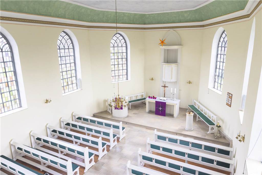 Volles Programm in Oeding: BulliBurg, Mittelaltermarkt und mehr Ein Blick von der Empore in das Kirchenschiff der evangelischen Kirche in Johannes-Kirche in Oeding. Der Altar und Bänke sind zu sehen. Die evangelische Kirche in Oeding feiert ihr 200-jähriges Jubiläum.