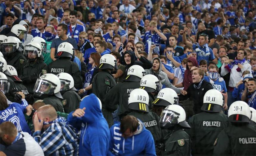 Schalke vor brisanten Duellen gegen PAOK Saloniki Im August 2013 stürmte die Polizei einen Fan-Block in der Nordkurve, weil Schalke-Fans sich geweigert hatten, eine mazedonische Flagge abzunehmen.