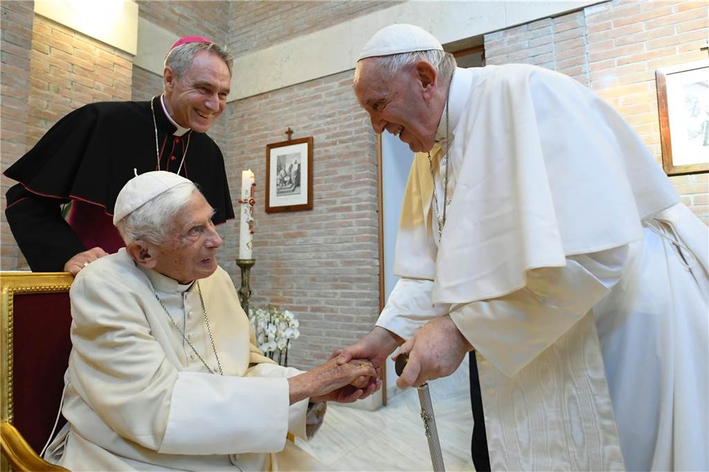 Im August 2022, am Ende des Konsistoriums im Vatikan, besuchte Papst Franziskus (r) nach der Ernennung der neuen Kardinäle das Kloster Mater Ecclesiae und den emeritierten Papst Benedikt XVI. (vorne links).