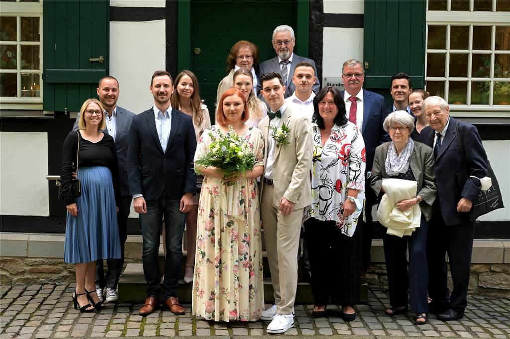 Im August 2022 haben sich Torben Schützner und Anastasilia Manokhina (vorne) in der Schlossmühle Lippholthausen das Ja-Wort gegeben. 