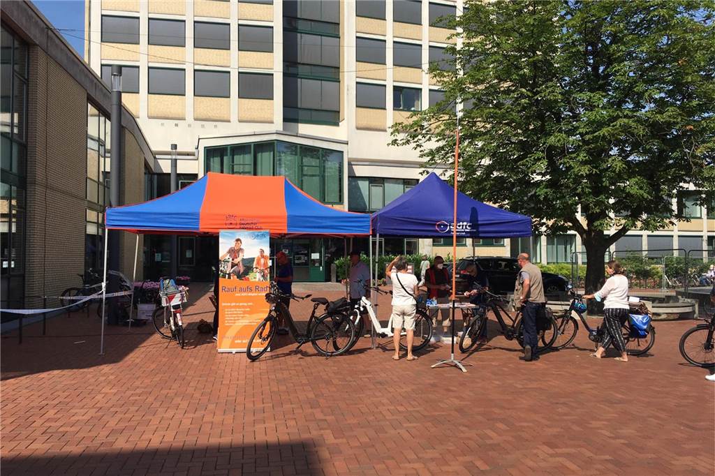 Lange Schlange für mehr Sicherheit: ADFC codiert Fahrräder auf dem Markt Im August wird es wieder eine Fahrrad-Kodierung des ADFC auf dem Lüner Marktplatz geben.