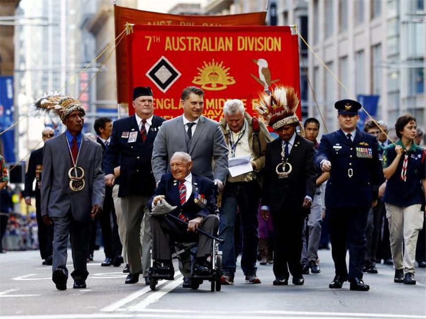 Hunderttausende gedenken der Kriegsopfer von Gallipoli Im australischen Sydney nahmen Veteranen der blutigen Schlacht an einer Parade zum ANZAC-Day teil. Foto: Nikki Short
