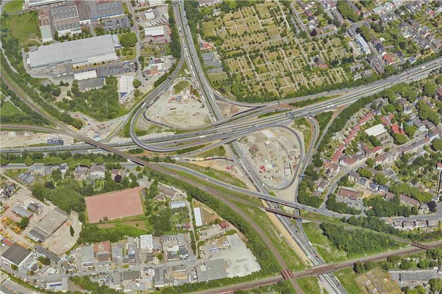 Im Autobahnkreuz Herne sperrt Autobahn Westfalen die Abbiegespur von der A42 aus Dortmund kommend in Fahrtrichtung Wuppertal.