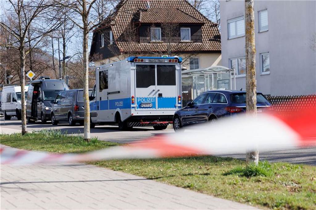 Polizist bei Reichsbürger-Razzia angeschossen: Schütze muss wegen versuchten Mord in U-Haft Fahrzeuge der Polizei stehen am Einsatzort.