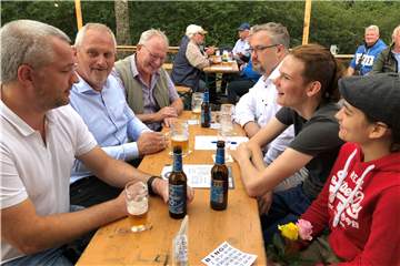 Im Bahn Biergarten im Losbergpark hat Bürgermeisterkandidat Günter Wewers das ungezwungene Gespräch mit Stadtlohnerinnen und Stadtlohnern gesucht.