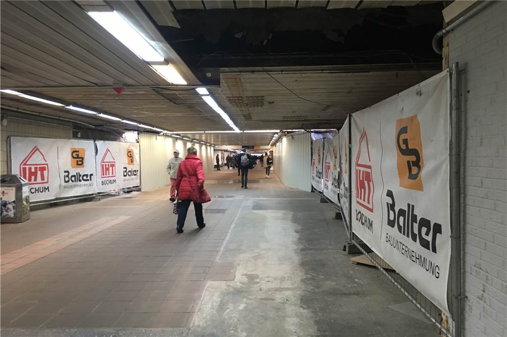 Phoenix-See, Wilo, Hauptbahnhof: So geht es auf Dortmunds größten Baustellen weiter Im Bahnhofstunnel macht sich der Umbau durch eine Engstelle mit Bauzaun bemerkbar.