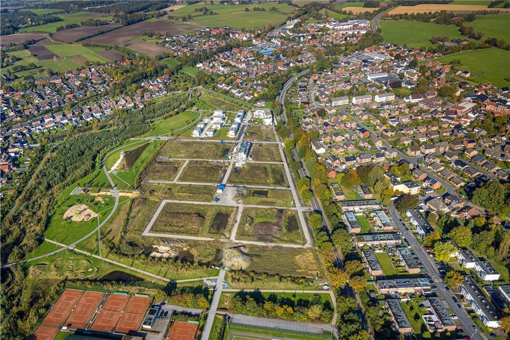 Im Baugebiet am Auenpark entstehen immer mehr Wohnhäuser. Während einige Häuser schon bewohnt sind, werden für andere noch Interessenten gesucht. Wieder andere Grundstücke müssen noch bebaut werden. Fernab vom Bautrubel erstrahlt die Sehstation seit diesem Sommer wieder in neuem Glanz. Eine Bürgerinitiative hatte dafür gekämpft, dass das bunte Holzkonstrukt nicht abgerissen wird.