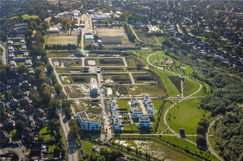 Im Baugebiet am Auenpark entstehen immer mehr Wohnhäuser. Während einige Häuser schon bewohnt sind, werden für andere noch Interessenten gesucht. Wieder andere Grundstücke müssen noch bebaut werden. Fernab vom Bautrubel erstrahlt die Sehstation seit diesem Sommer wieder in neuem Glanz. Eine Bürgerinitiative hatte dafür gekämpft, dass das bunte Holzkonstrukt nicht abgerissen wird.