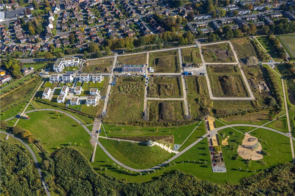 Im Baugebiet am Auenpark entstehen immer mehr Wohnhäuser. Während einige Häuser schon bewohnt sind, werden für andere noch Interessenten gesucht. Wieder andere Grundstücke müssen noch bebaut werden. Fernab vom Bautrubel erstrahlt die Sehstation seit diesem Sommer wieder in neuem Glanz. Eine Bürgerinitiative hatte dafür gekämpft, dass das bunte Holzkonstrukt nicht abgerissen wird.