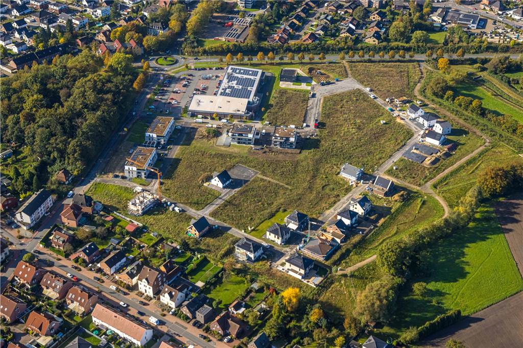 Im Baugebiet Neuenkamp in Bork ist in diesem Jahr mit der KÜS-Niederlassung der erste gewerbliche Besitzer eingezogen. Gleich hinter der Lidl-Filiale haben einige Anwohner ihren Traum vom Eigenheim schon verwirklicht. Andere müssen mit dem Einzug noch warten - etwa in die Mehrfamilienhäuser der Volksbank. Auch die katholische Kirchengemeinde St. Ludger und private Investoren sind im Baugebiet Neuenkamp aktiv.